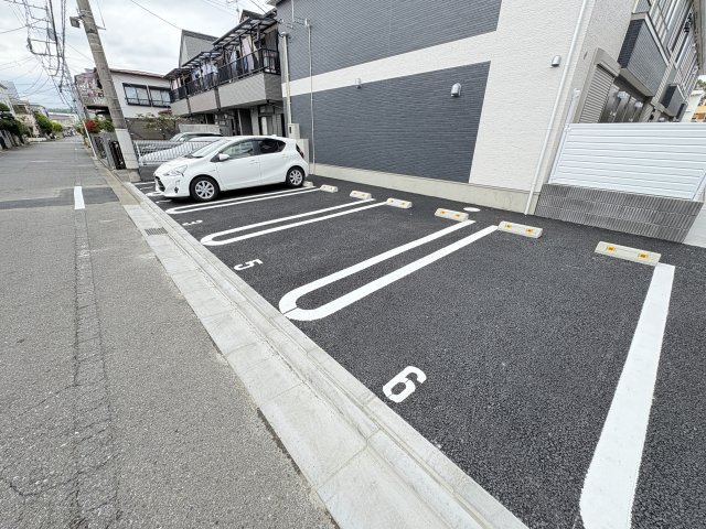 ラヴィグレイスの駐車場