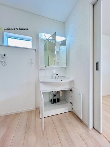上尾市上尾下　第1　新築戸建　クレイドルガーデン04の独立洗面台