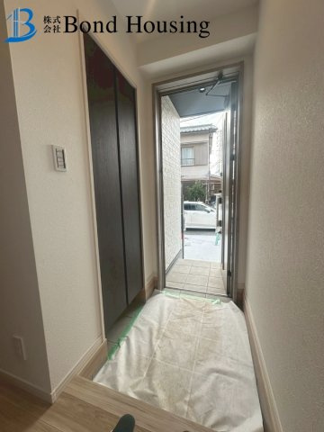 収納豊富・お車2台駐車可能　魚住町西岡の玄関