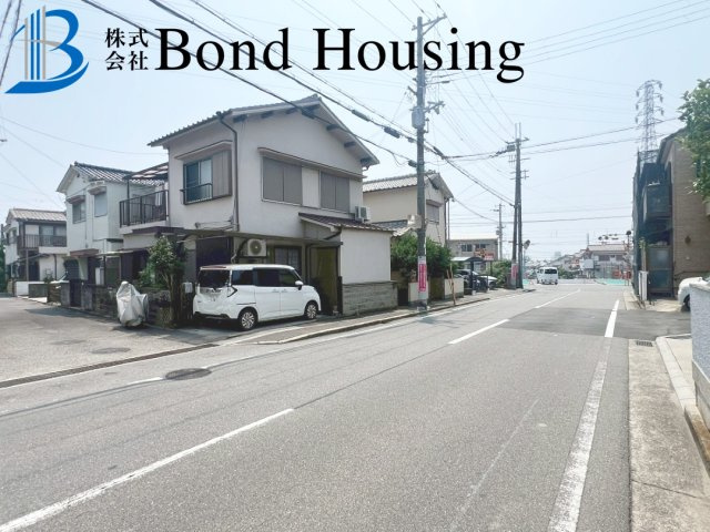 収納豊富・お車2台駐車可能　魚住町西岡の前面道路含む現地写真