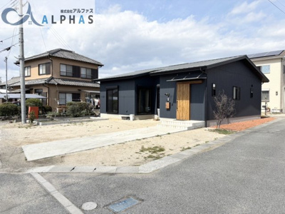 【外観】 | 加古川市尾上町池田　築浅平屋一戸建て | 広々とした並列3台以上駐車可能なスペースは多目的に使えます♪