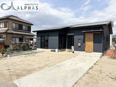 【外観】 | 加古川市尾上町池田　築浅平屋一戸建て | 2021年6月築の築浅平屋一戸建て♪
並列3台以上駐車可能♪
※車種による