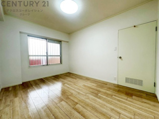 落ち着いた色調の寝室です