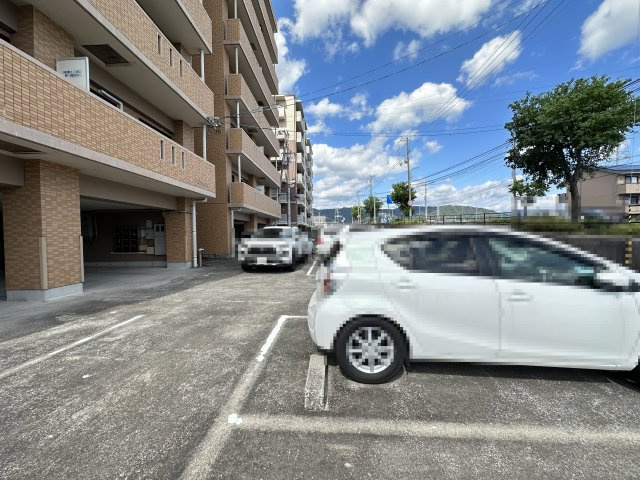 ヴィラ鯉ノ丸 Ⅰの駐車場