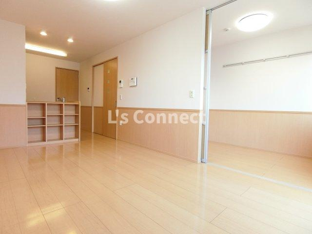 【居間・リビング】 | プリムローズＧ | １１．３帖のＬＤＫ。カウンターキッチンです。