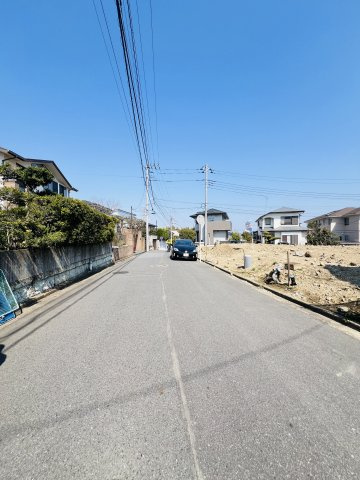 THE QUIET BLOCK｜西鎌倉に佇む、角地の余白の周辺|北西側の全面道路：約6ｍ