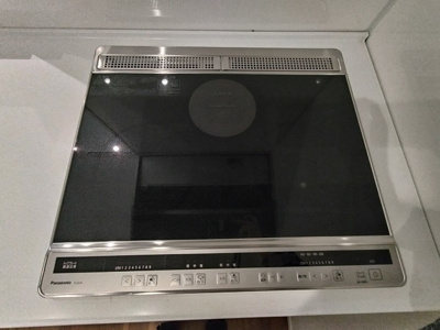 ★コンロ：２口ＩＨ・１口ラジエントヒーター