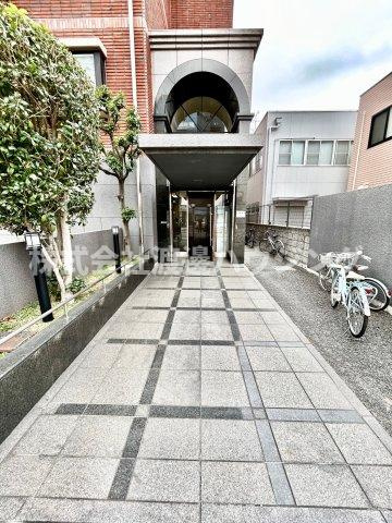 ハルフィー江坂のエントランス