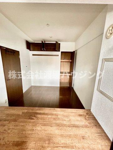 ハルフィー江坂の洋室