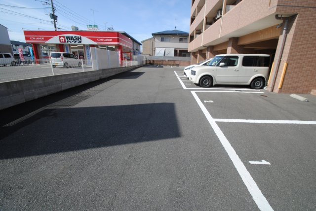 久留米市御井旗崎３丁目の賃貸マンションの駐車場