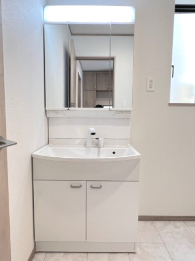 高浜市湯山町３期　２号棟の独立洗面台