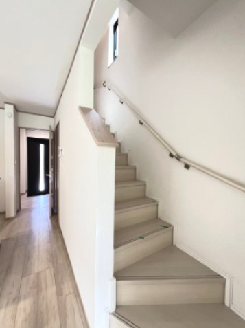 高浜市湯山町３期　２号棟の内装|階段