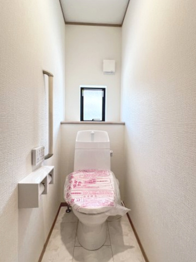 高浜市湯山町３期　２号棟のトイレ|１階トイレ　シンプルなデザインでお掃除しやすく、ペーパーホルダーも便利な2連付き！
