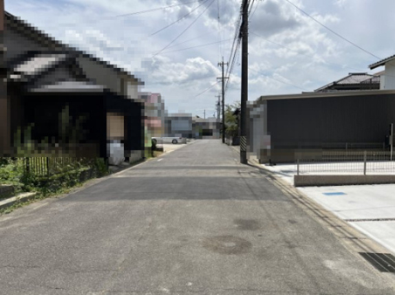 高浜市湯山町３期　２号棟の前面道路含む現地写真