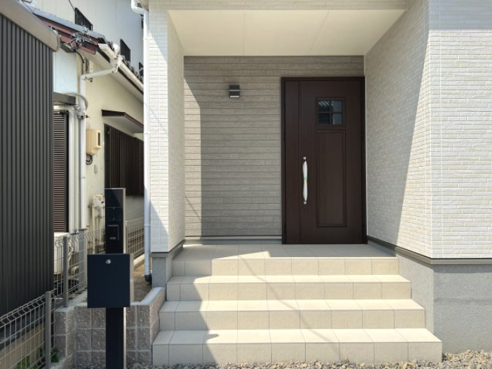 高浜市湯山町３期　３号棟のエントランス