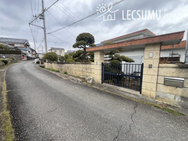 姫路市香寺町相坂/中古戸建の前面道路含む現地写真
