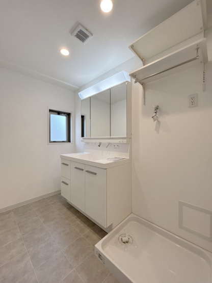 【独立洗面台】 | ゆとりの洗面スペースで朝の身支度もスムーズに♪