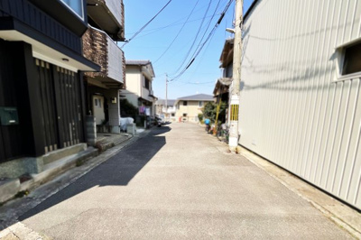【前面道路含む現地写真】 | 伏見区醍醐上ノ山町　中古戸建 | 前道は約6ｍとゆったりとした広さです。北側が行き止まりになっているので車の通りが限られており交通量の少ない立地です。