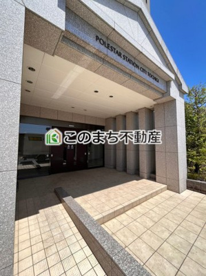 【エントランス】 | ポレスターステーションシティ栃木 | 綺麗に管理されたエントランス♪居住者はもちろん、ゲストも心地よく迎え入れてくれます！共有部分の状態はマンション選びのポイントの1つ！お洒落で高級感あるデザインで日々の利用も快適に♪
