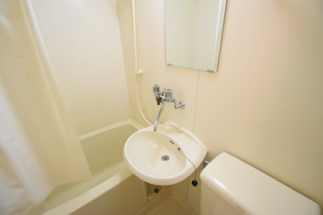 ゆったりとスペースのある洗面所