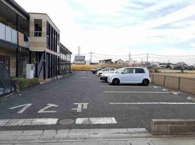 レオパレスNAGAKURAの駐車場