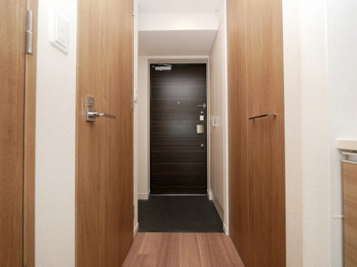 【玄関】 | プレサンス塚本駅前 | 収納もある玄関です