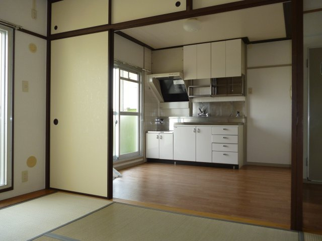 大久保東第２　２ＤＫの居間・リビング|ゆったりとした居間です