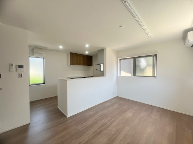 ◎茅ヶ崎市浜之郷　新築戸建◎の居間・リビング|全体を見わたせる対面式キッチン♪