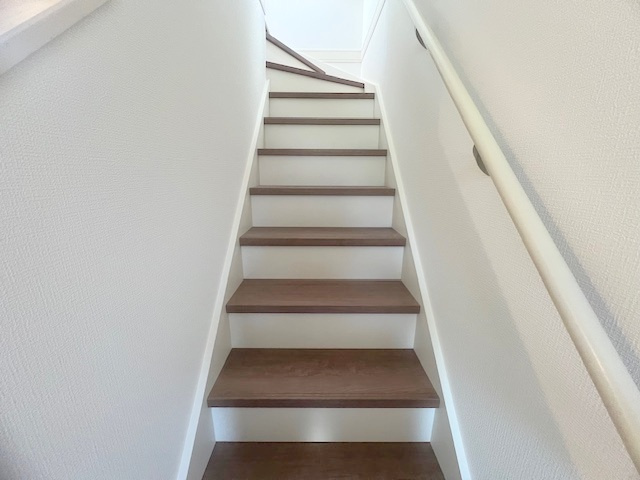 ◎茅ヶ崎市浜之郷　新築戸建◎の内装|手すり付き階段♪