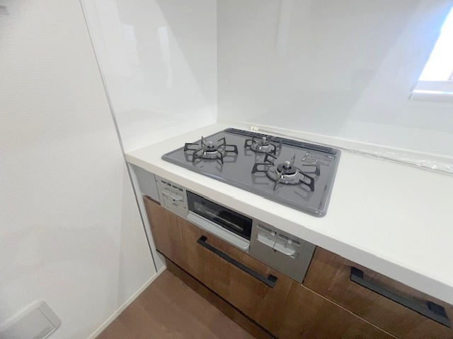 ◎茅ヶ崎市浜之郷　新築戸建◎のキッチン|同時進行ができる3口コンロ♪