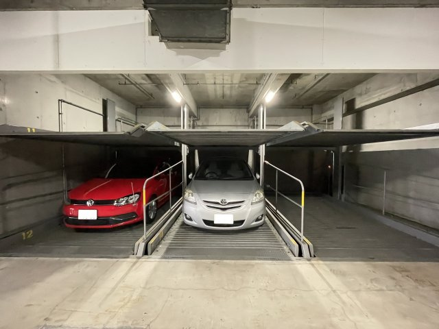 ロイヤルヒルズの駐車場