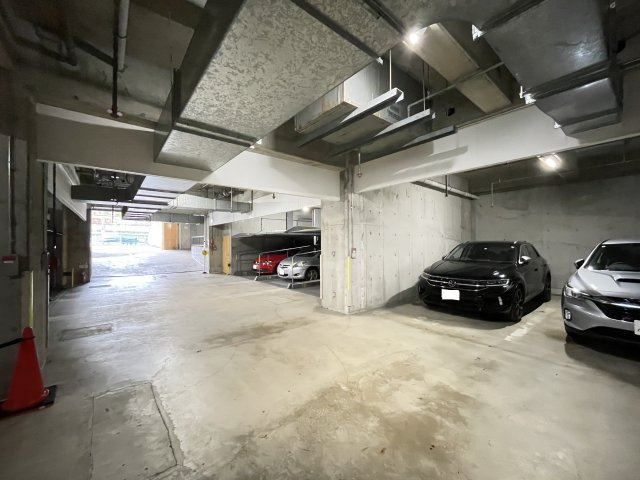 ロイヤルヒルズの駐車場