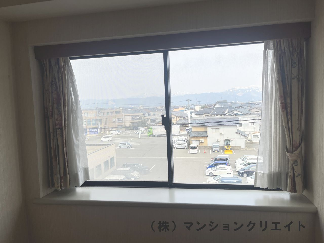 ロアール高木の展望|洋室約５.５帖にある出窓からの眺望