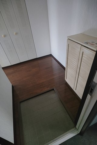 奥山ビルの玄関