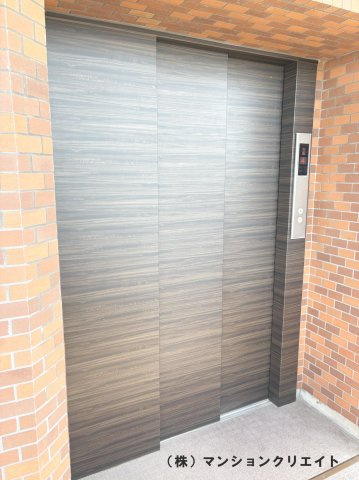 信開ドムス西開発のその他共用部分|リフォームされたばかりのエレベーター