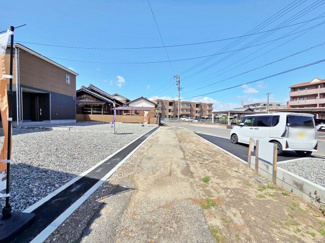 【前面道路含む現地写真】 | 北（駐車場）側の道路