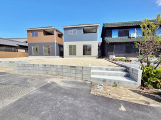 【前面道路含む現地写真】 | 南（庭）側の道路