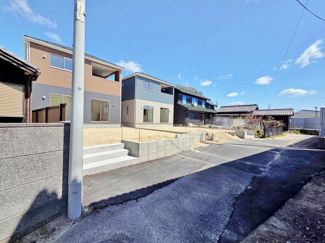 【前面道路含む現地写真】 | 南（庭）側の道路