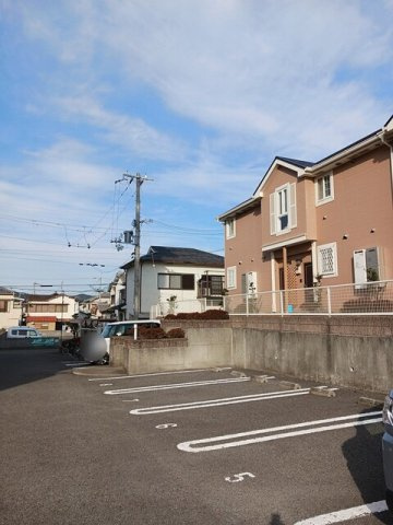 メゾンドヴェール西ノ庄の駐車場