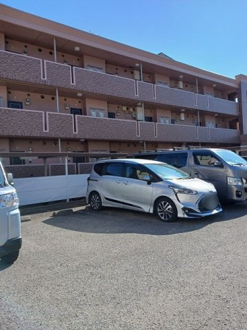 ＣＲＥＳＴＡＬＬ　ＫＯＹＡ　Ⅲの駐車場