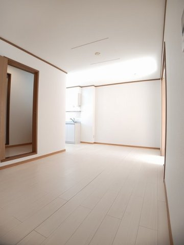 ＣＲＥＳＴＡＬＬ　ＫＯＹＡ　Ⅲの居間・リビング