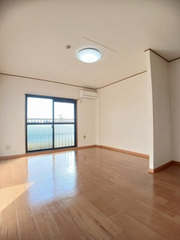 レジダンス・アンソレイエの居間・リビング