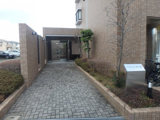 【エントランス】 | ファミリアル門戸 | 清潔なエントランスです