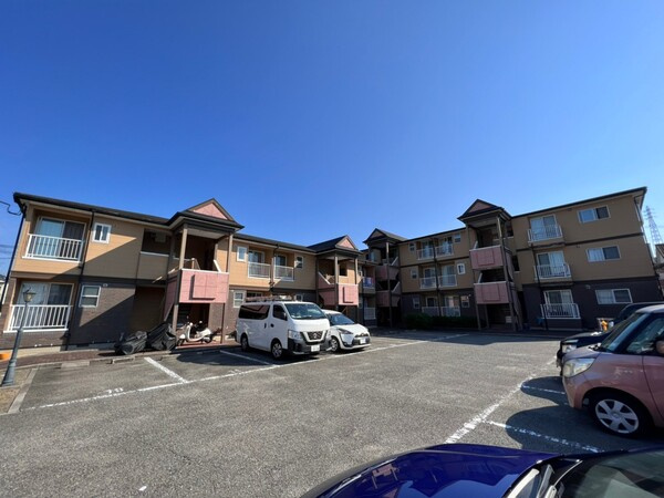 ロイヤルコート南別府B棟の駐車場