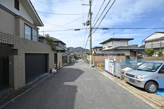 ファーストタウン水明台2丁目新築一戸建て│4LDK+駐車3台可の前面道路含む現地写真|南側道路幅員幅は約5.9ｍで駐車の際も安心です。