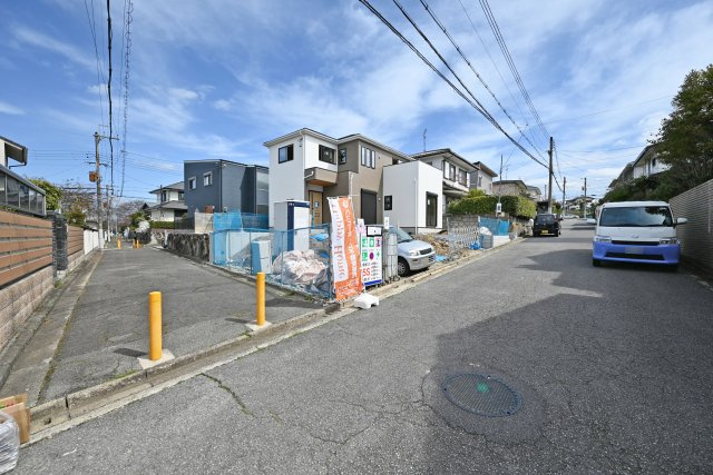 ファーストタウン水明台2丁目新築一戸建て│4LDK+駐車3台可の前面道路含む現地写真|現地角側から撮影した前面道路含む現地外観写真です。
西側道路は歩道の為、車は進入出来ません。