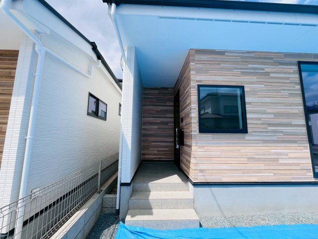 ケイアイグレイス／南区富合町１期／２号棟のエントランス|雨の日でも濡れずに宅配の荷物が受け取れます。