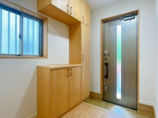 【玄関】 | 茅ヶ崎市ひばりが丘 中古戸建て | シューズボックス（使用・経年等に伴う、汚損・破損・キズ・性能低下等があります）