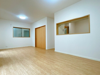 【居間・リビング】 | 茅ヶ崎市ひばりが丘 中古戸建て | 三面採光・南面に窓：LDK16.5帖