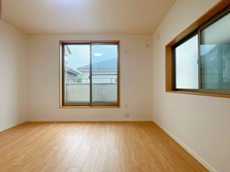 【洋室】 | 茅ヶ崎市ひばりが丘 中古戸建て | 2面採光・南面に窓：洋室8帖